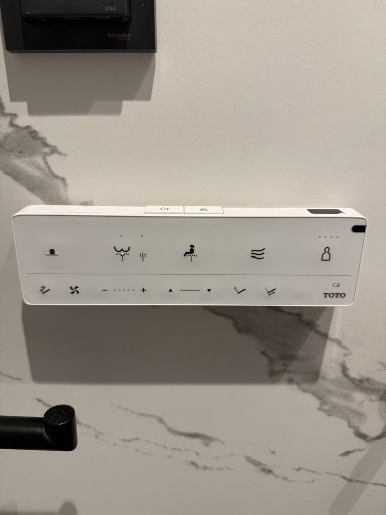 TOTO WASHLET RW juhtpult seinale paigaldatuna