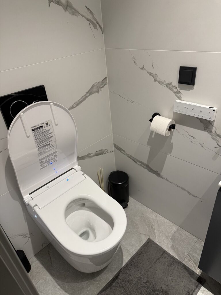 Valmis TOTO WASHLET RW peidetud ühendustega vannitoas